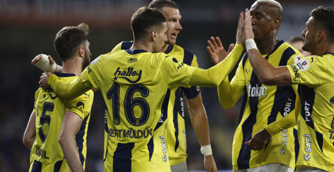 Fenerbahçe, Başakşehir’i 4 golle geçti: Tribünde “Ali Koç istifa” sesleri