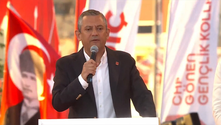 Özgür Özel, İzmir mitinginde konuştu: Artık halkın içine çıkamayan bir iktidar var