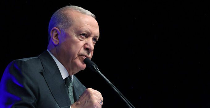 Cumhurbaşkanı Erdoğan’a telefon geldi, salondan ayrıldı
