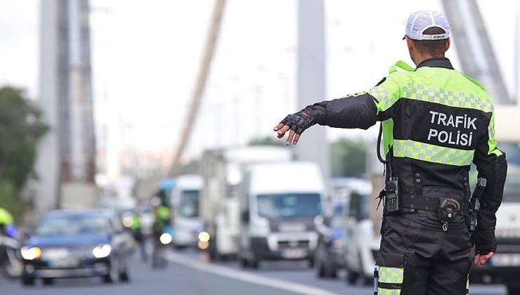 Sol şeritte trafik akışına engel olan sürücülere ağır ceza geliyor