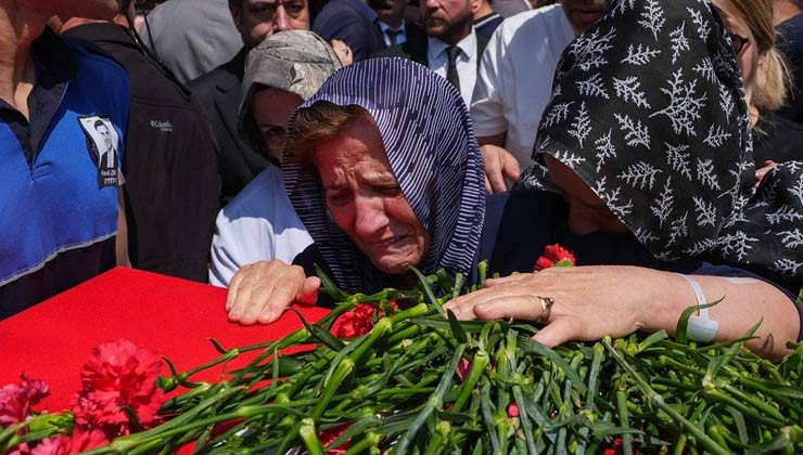 Ferdi Zeyrek’in cenazesine binlerce kişi akın etti! Eşi ve kızı yürek yaktı